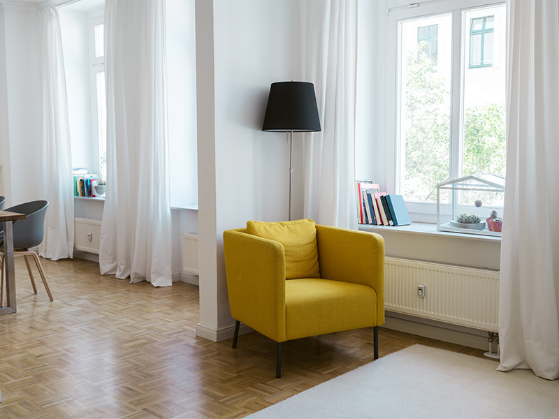 Heller, modernisierter Wohnraum nach einer erfolgreichen Altbausanierung in Mainz mit großen Fenstern, stilvoller Einrichtung und wohnlicher Atmosphäre.