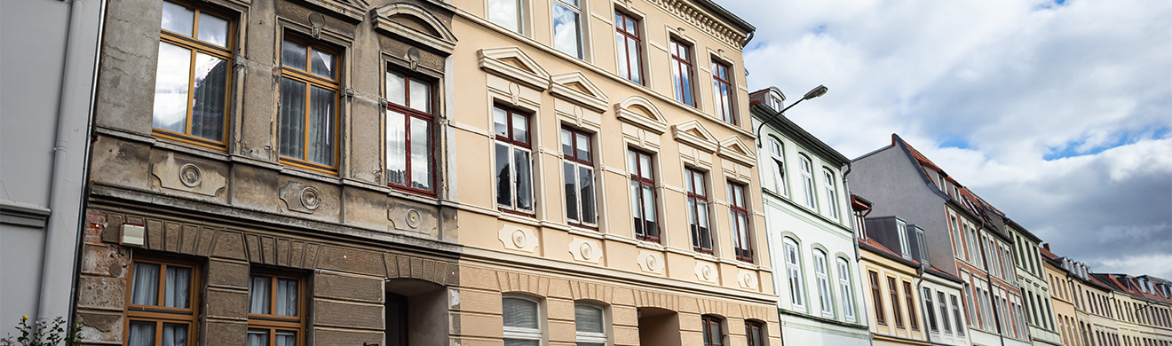 Sanierte und unsanierte Hausfassaden im Vergleich zeigen die Vorteile einer professionellen Fassade sanieren in Mainz für Werterhalt und Energieeffizienz.