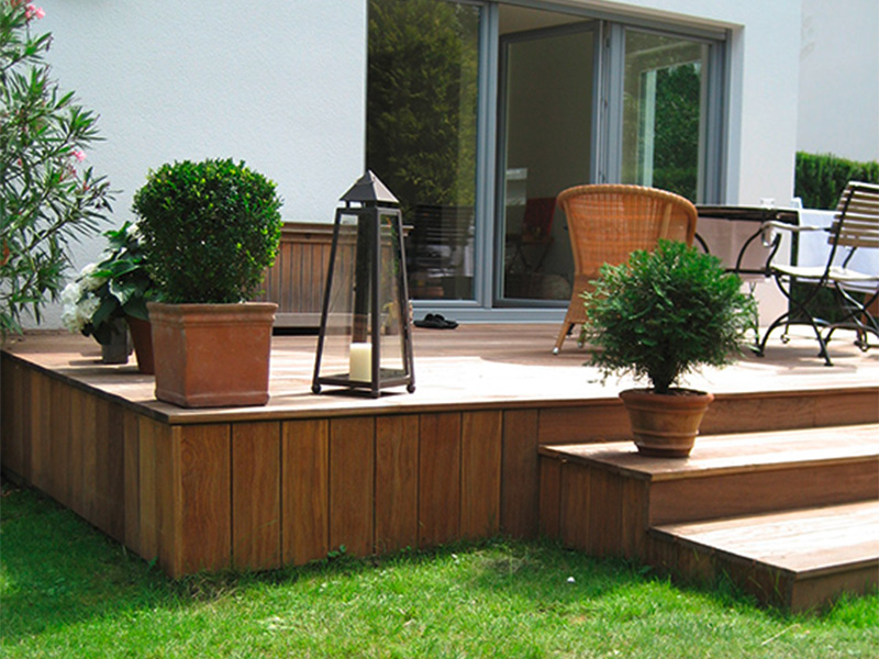 Terrassenbau mit hochwertiger Holzfläche im Außenbereich eines Wohnhauses für eine moderne und langlebige Gartengestaltung.