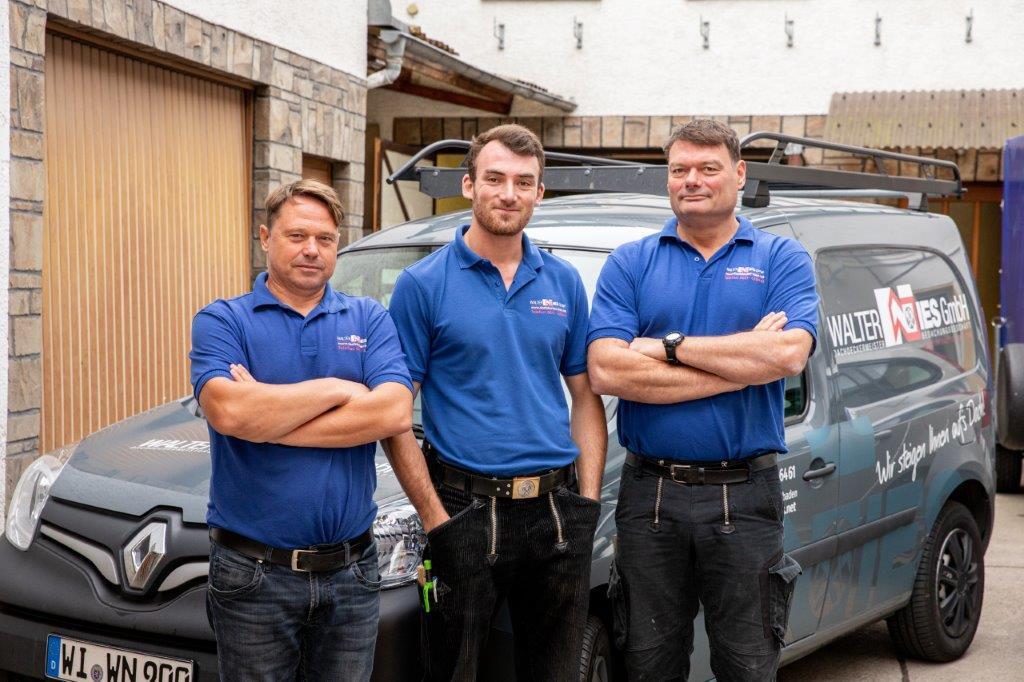 Team von Dachdeckern vor Fahrzeug des Betriebs Walter Nies GmbH in Wiesbaden bei Arbeiten rund um Dachsanierung in Mainz und Umgebung.