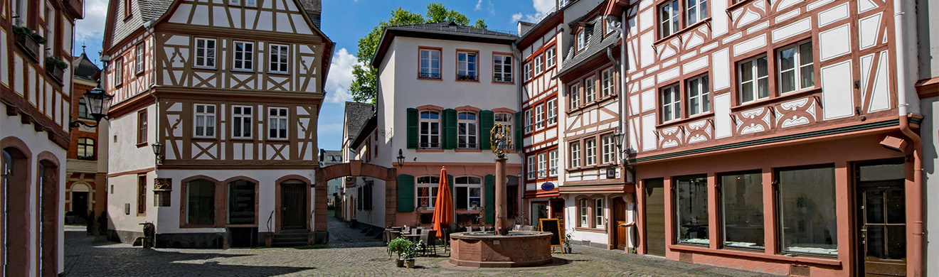 Sanierte Fachwerkhäuser in der Mainzer Altstadt zeigen historische Architektur und erhaltene Bausubstanz im Rahmen des Denkmalschutzes.