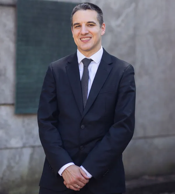 Portraitfoto von Thomas Pösl, Inhaber Thomas Pösl, seriös und freundlich wirkend in professioneller Darstellung