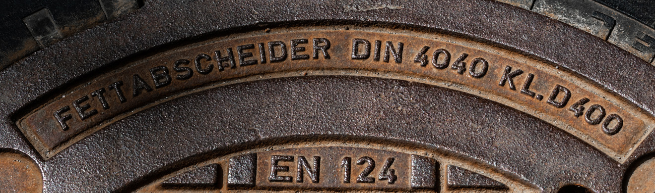 Deckel eines Fettabscheiders in Mainz, Teil der Generalinspektion bei Abscheideranlagen zur Wartung und Funktionskontrolle.