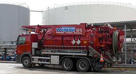 Fahrzeug der Dieter Wukasch GmbH bei der Abscheider- und Abfallentsorgung in Mainz im Rahmen der Generalinspektion.