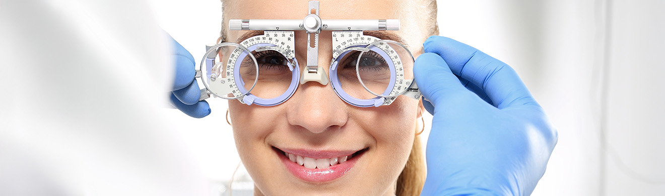 Optiker führt einen professionellen Sehtest mit einer Kundin durch und passt Korrekturgläser für eine präzise Bestimmung der Sehstärke an.