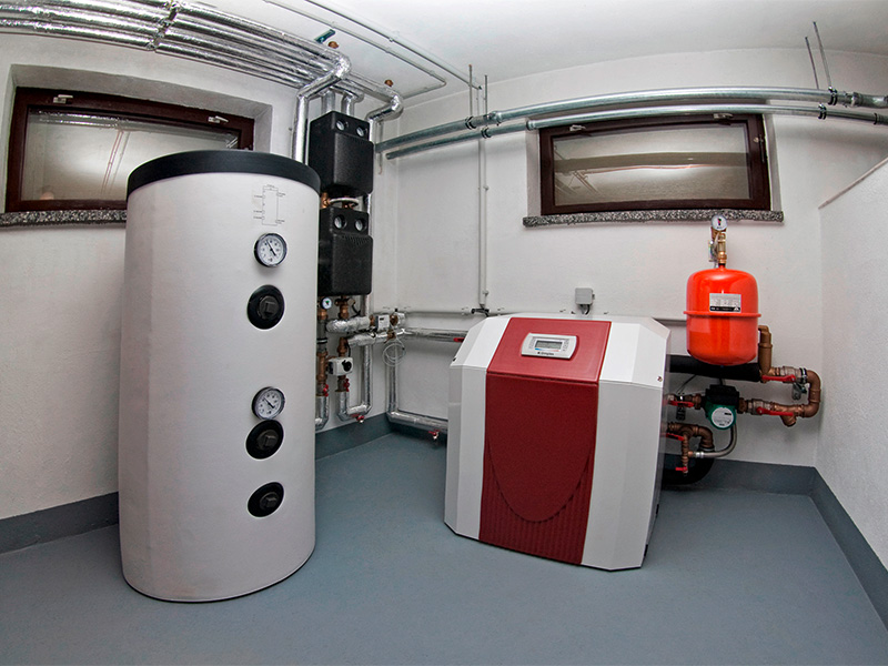 Moderne Wärmepumpe vor Wohnhaus als energieeffiziente Lösung für eine neue Heizung in Mainz mit nachhaltiger Heiztechnik