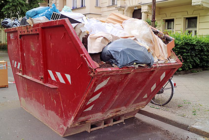 Baustellen-Container voll mit Sachen von einer Haushaltsauflösung