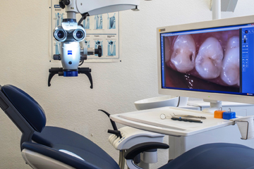 Moderner Behandlungsraum der Zahnarztpraxis in Mainz mit hochwertiger Technik und komfortablem Zahnarztstuhl für Implantologie und Zahnbehandlungseinheiten