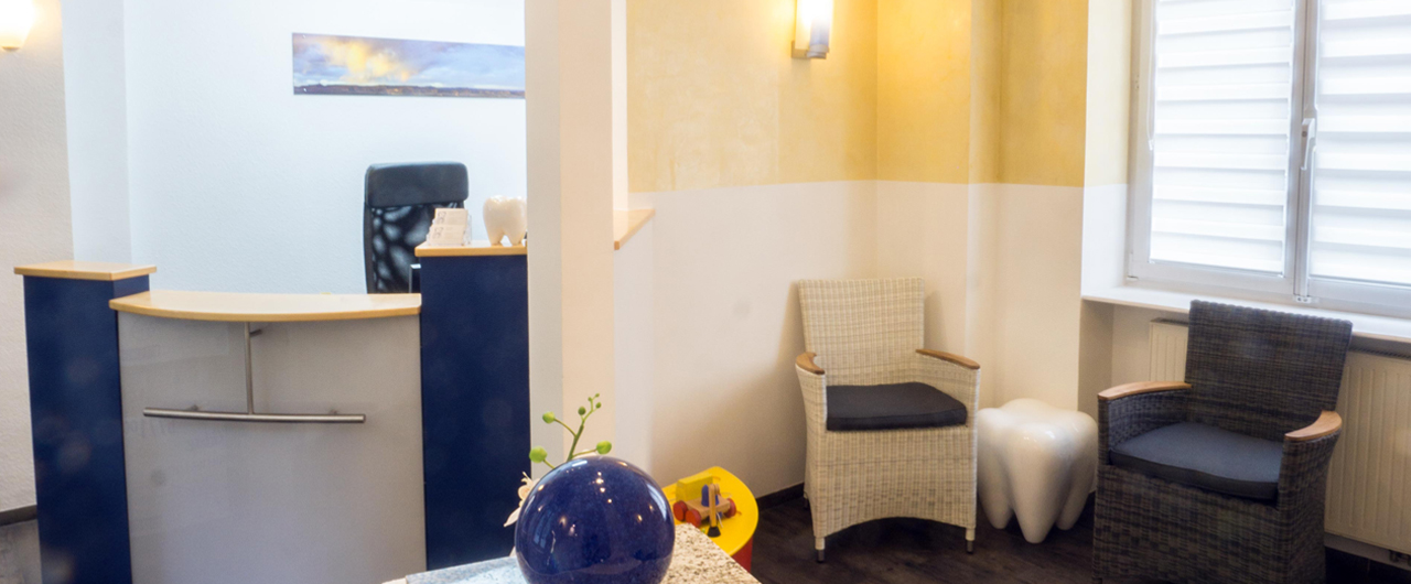 Empfangs  und Wartebereich der Zahnarztpraxis Dr. Kranig & Hangen in Mainz mit freundlicher Atmosphäre und moderner Einrichtung