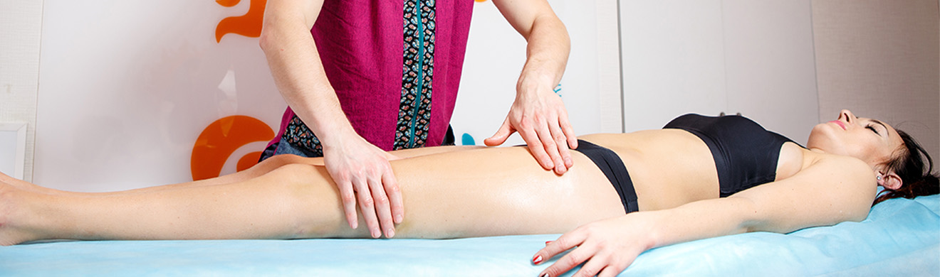 Therapeut f&uuml;hrt eine Manuelle Lymphdrainage in Mainz an den Beinen einer Patientin durch, um den Lymphfluss sanft zu f&ouml;rdern.
