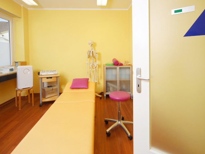Behandlungsraum der Physiotherapiepraxis Physioteam Boppstraße Mainz mit moderner Ausstattung für physiotherapeutische Behandlungen und individuelle Therapie.