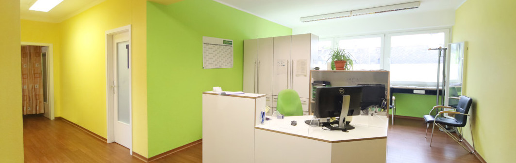 Eingangsbereich der Physiotherapiepraxis Physioteam Boppstraße Mainz mit Empfangszone und modern gestalteter Praxisumgebung für Patienten.