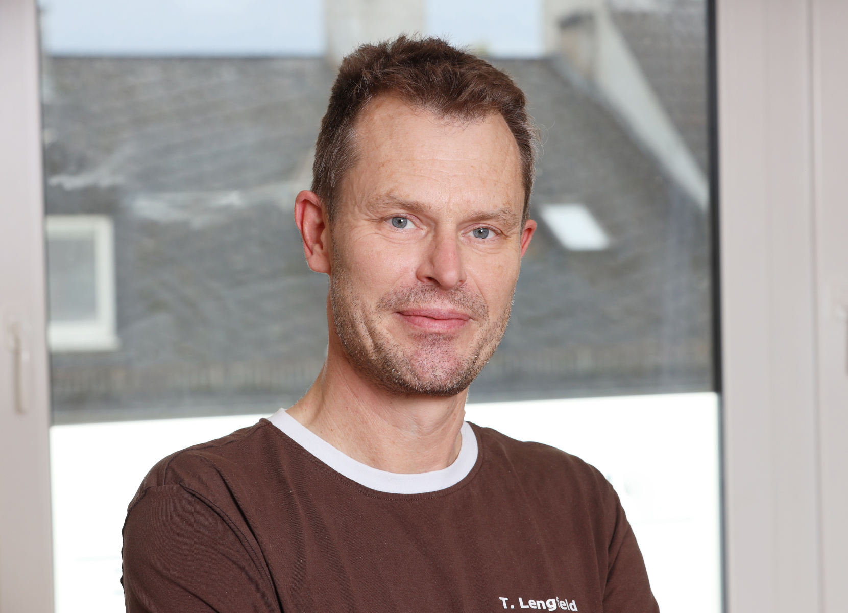 Portrait von Praxisinhaber Torsten Lengfeld der Physiotherapiepraxis Physioteam Boppstraße Mainz in moderner Praxisumgebung professionell aufgenommen