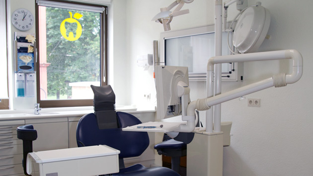 Moderner Behandlungsraum der Zahnarztpraxis in Mainz Schillerstraße für Oralchirurgie, Zahnbehandlungen und professionelle Patientenversorgung.