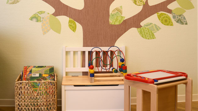 Kindgerechter Behandlungsbereich der Zahnarztpraxis in Mainz für Kinder mit spielerischer Einrichtung und einfühlsamer Betreuung.