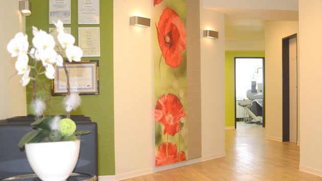 Heller, komfortabler Warteraum der Zahnarztpraxis in Mainz Schillerstraße für Patienten, entspannte Atmosphäre und kurze Wartezeiten.