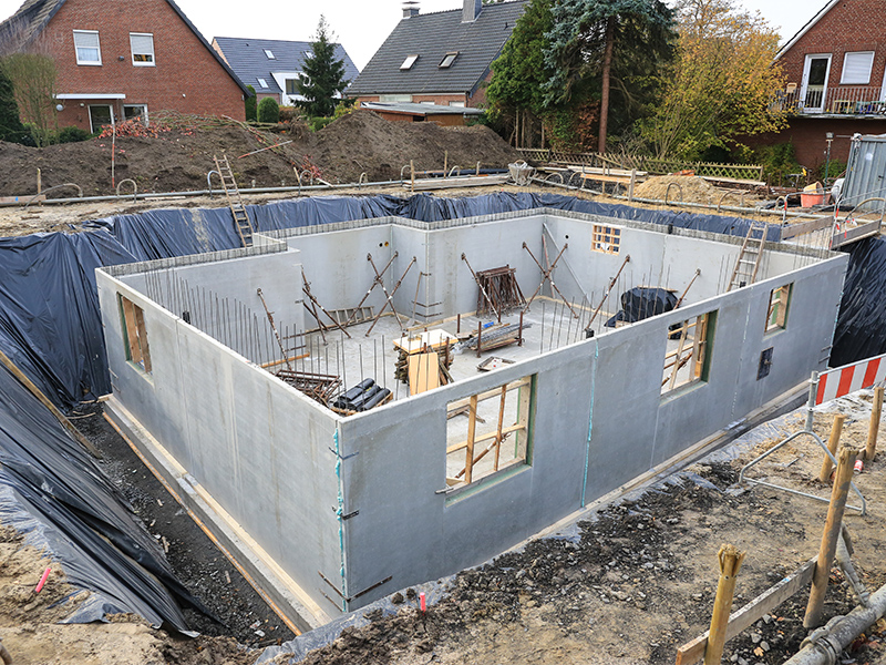 Kellerbau in Rüsselsheim mit betonierten Kellerwänden während der Rohbauphase auf einer Baustelle vor dem weiteren Gebäudeaufbau.