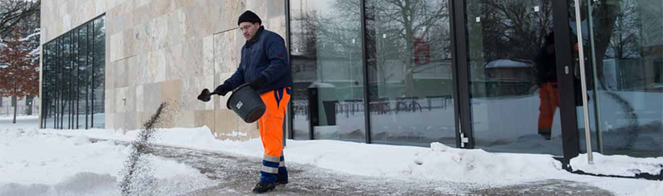 winterdienst-in-mainz-foto-mitarbeiter-befreit-eingang-vom-eis